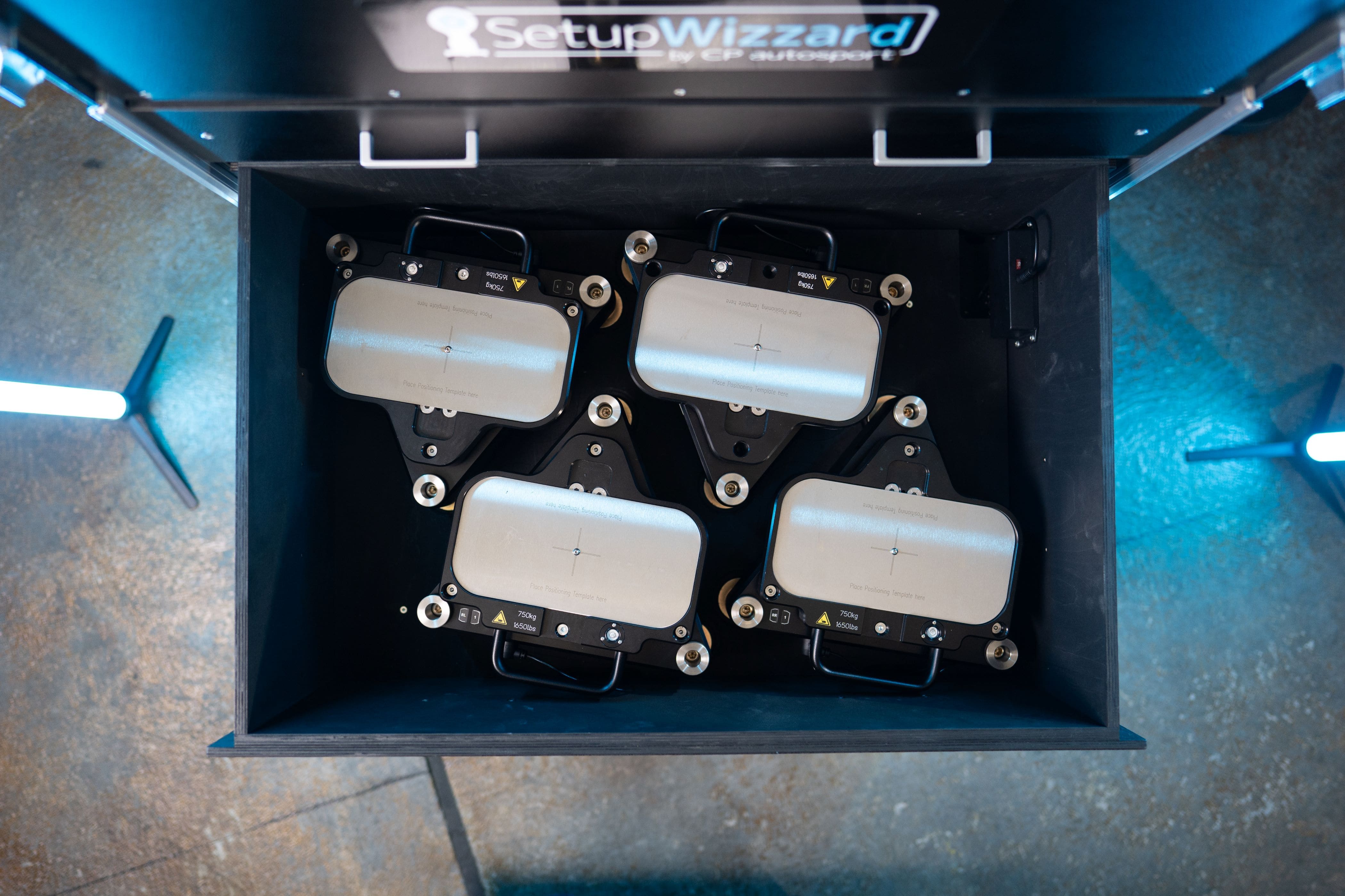 SetupWizzard Drehteller für die Radausrichtung, vierfach im Flightcase verstaut, Aufnahme von oben