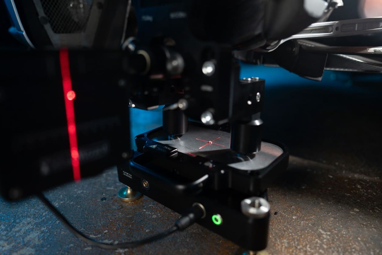 SetupWizzard Positionierlaser im Einsatz – Laserlinie zur präzisen Achsvermessung am Fahrzeug