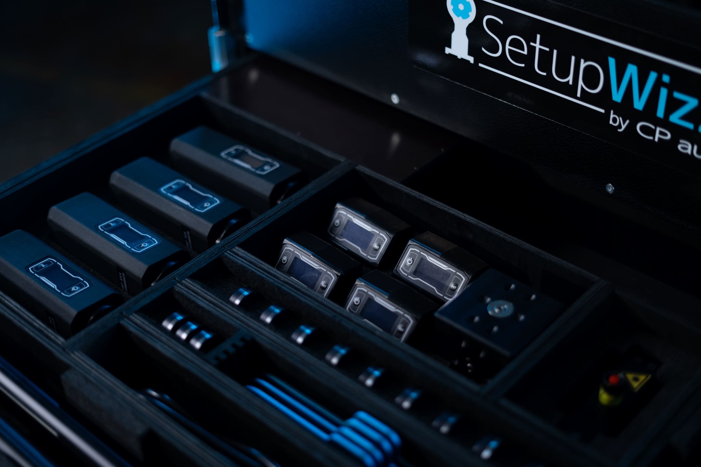SetupWizzard Sensormodule und Adapter im Fach mit sichtbarem Markenlogo, stimmungsvoll in Szene gesetzt