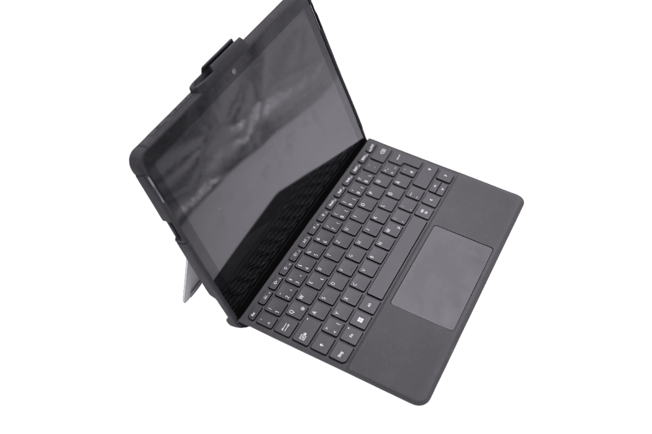 Microsoft Surface Tablet von oben fotografiert, Tastatur und Trackpad im Fokus