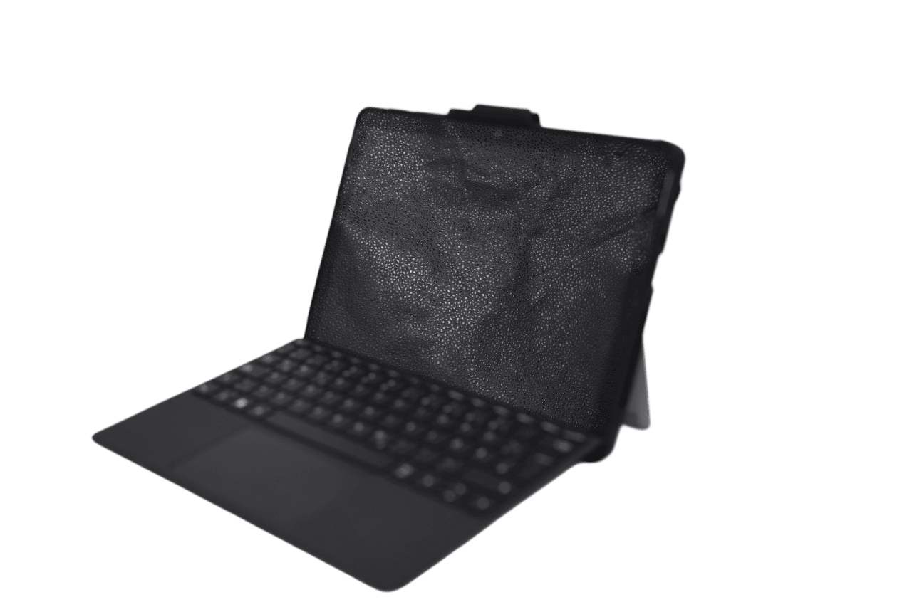 Microsoft Surface Tablet in Vorderansicht leicht seitlich gedreht, Display und Tastatur sichtbar