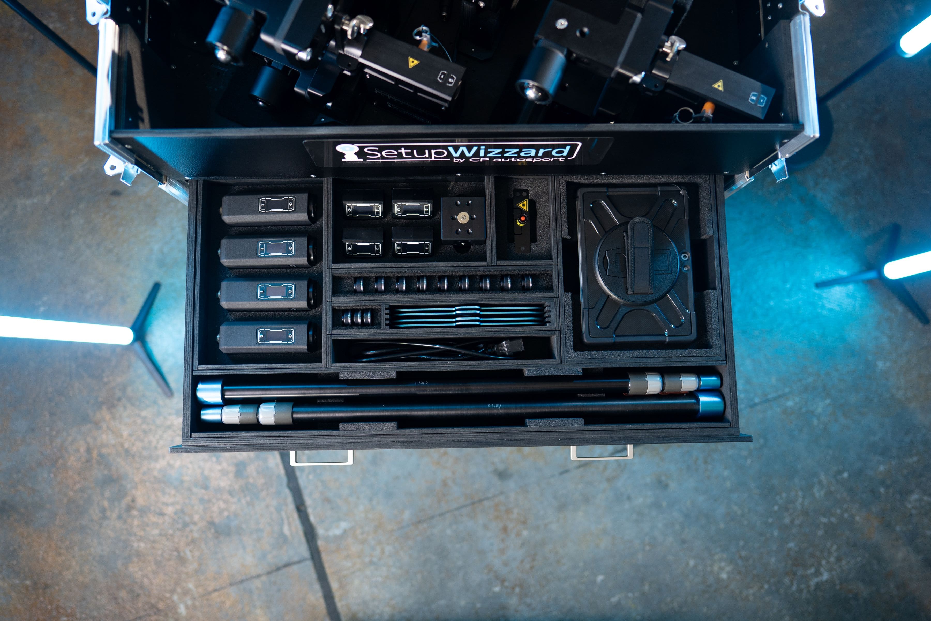 SetupWizzard Werkzeugfach mit Adaptern, Messstäben und Zubehör übersichtlich im Flightcase sortiert