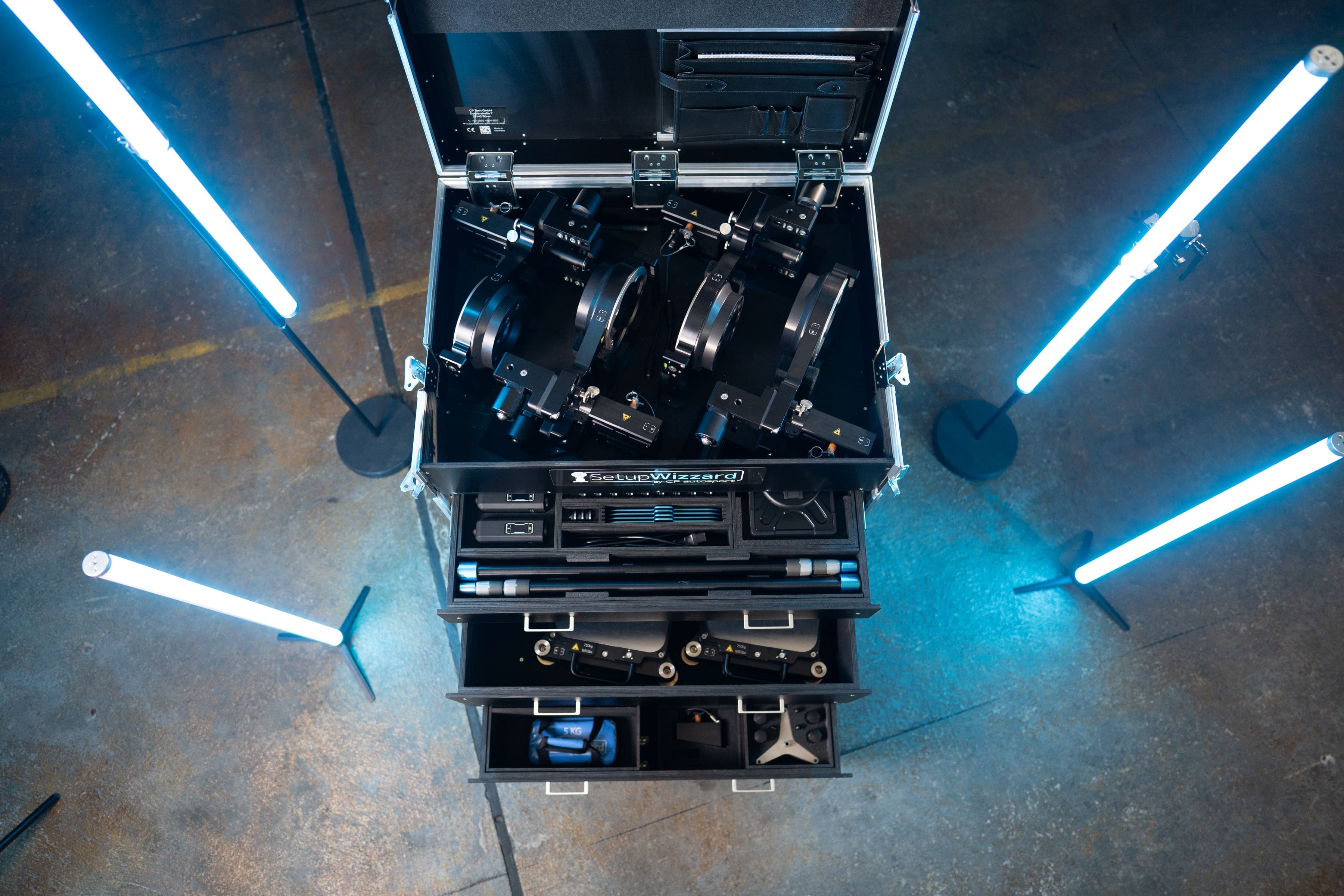 SetupWizzard Flightcase komplett geöffnet mit allen Schubladen im Studio-Setting von oben fotografiert