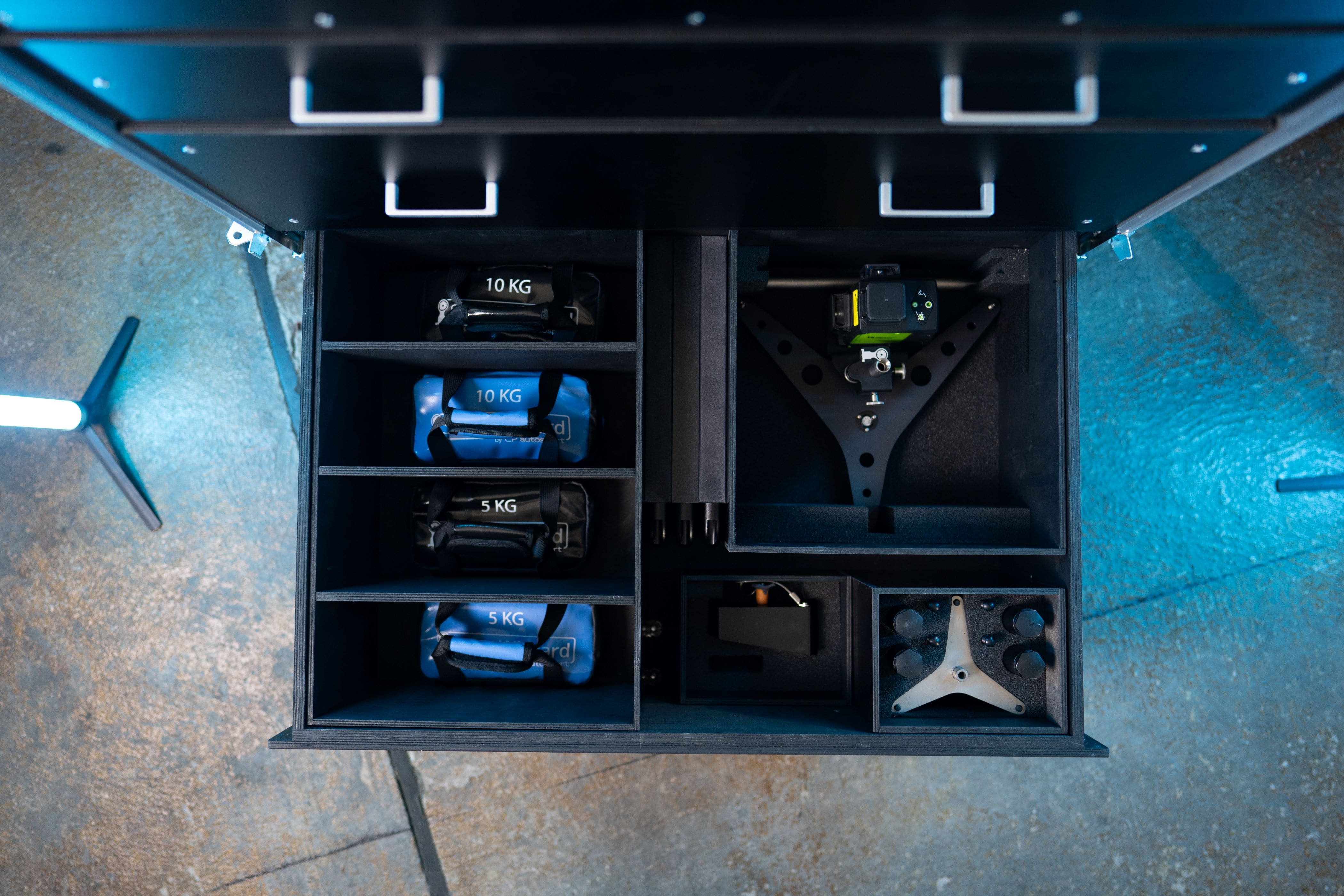 SetupWizzard Kalibriergewichte und Aufnahmeplattform in der Fachaufteilung des Flightcases von oben