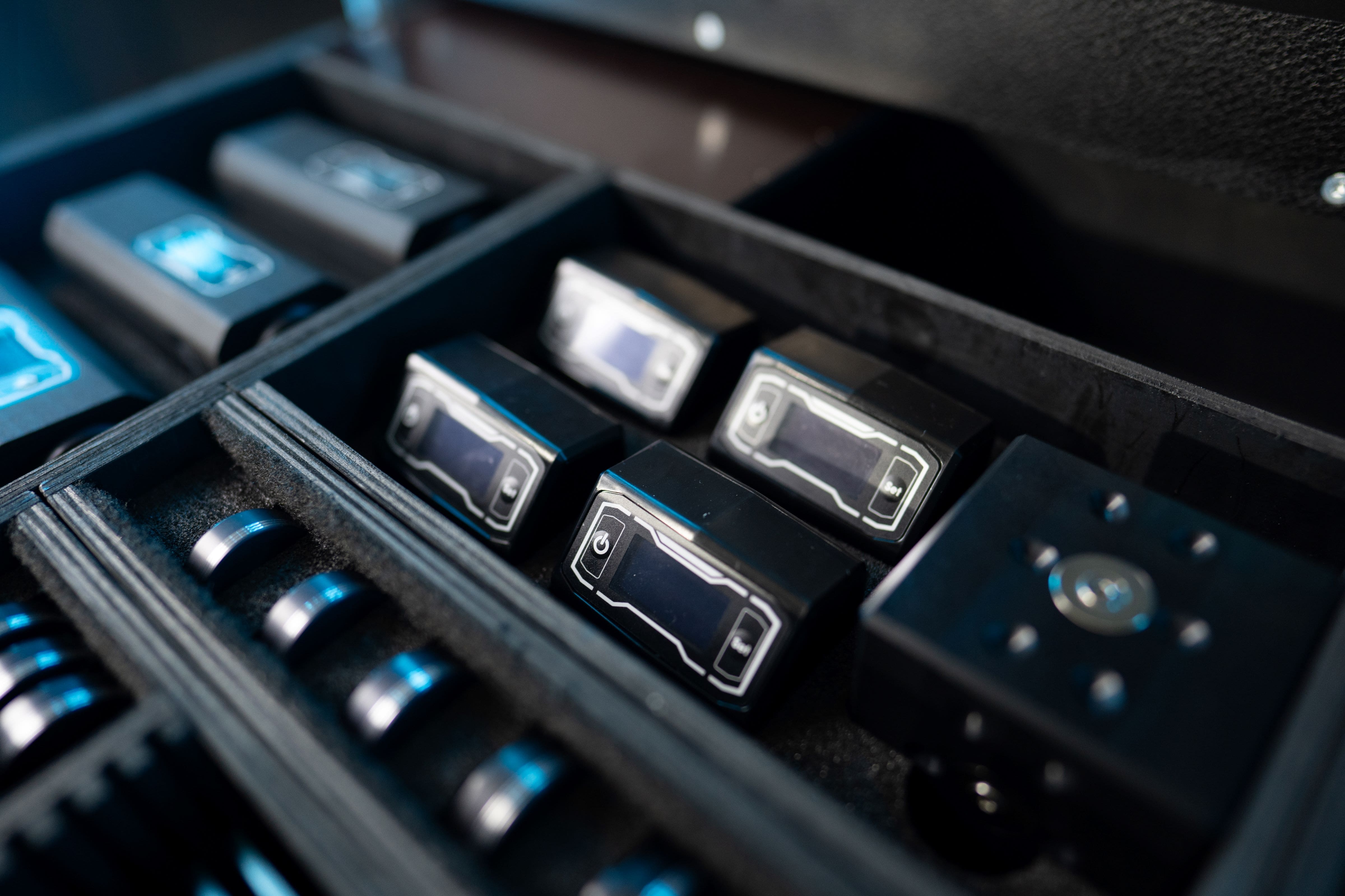 SetupWizzard Sensoreinheiten mit LED-Display im Detail, aufbewahrt in gepolsterter Schublade des Messkoffers